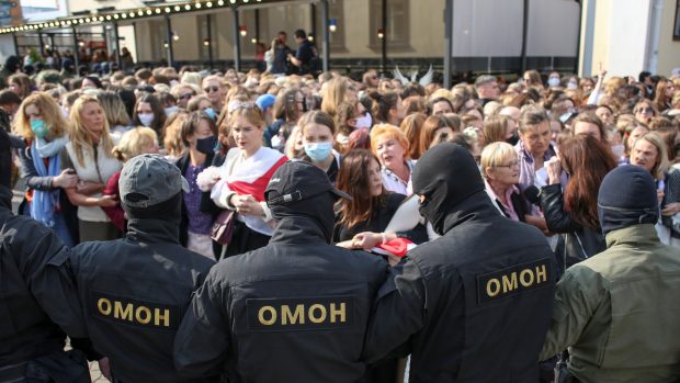 Běloruské bezpečnostní síly proti demonstrantkám v sobotu brutálně zakročily.