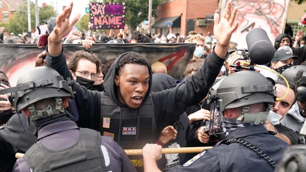 Protestující při střetu s policií v americkém Louisville, Kentucky.