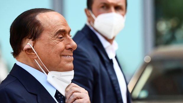 Silvio Berlusconi po opuštění nemocnice v Miláně.