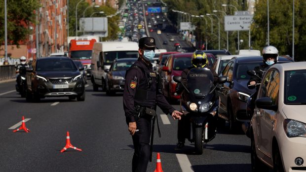 Madriďané s výjimkou nutných případů nesmí opustit město. Důvodem je šíření koronaviru. Výjezdy z regionu okolo španělské metropole hlídá na sedm tisíc policistů