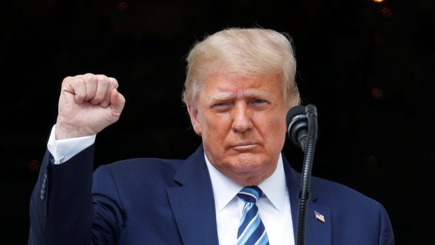 Donald Trump a jeho gesto směrem k příznivcům