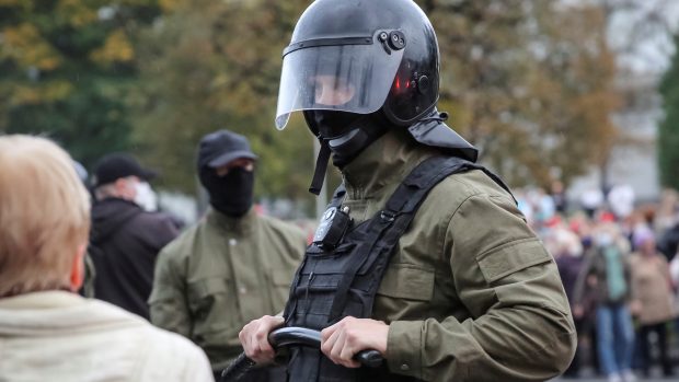 Zasahující policista při demonstraci seniorů v Minsku.