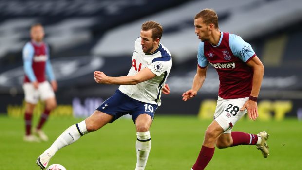 Tomás Souček (vpravo) brání útočníka Tottenhamu Harryho Kanea