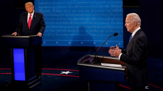 Kandidáti na amerického prezidenta se podruhé a naposled střetli v debatě před televizními kamerami.