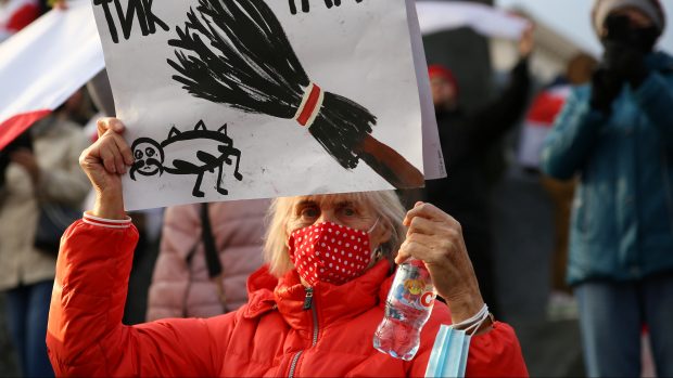 Žena držící transparent s nápisem „tik ťak“, odkazující na ultimátum pro prezidenta Lukašenka.