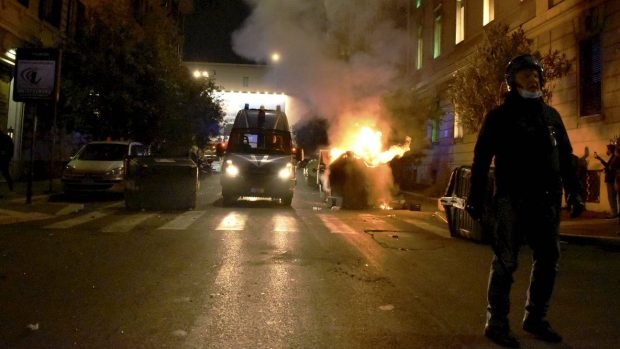 Policie zasáhla proti nepovolenému pochodu, který vyšel z náměstí Piazza del Popolo v centru italské metropole.