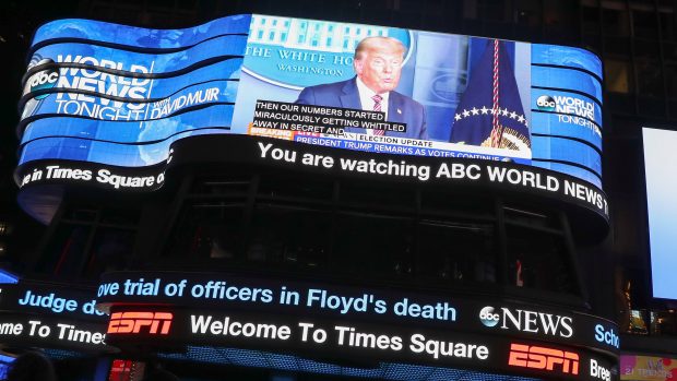 Agentura AFP také upozornila, že některé americké televize v obavě z šíření dezinformací přerušily vysílání prezidentova vystoupení, ačkoliv Trump se chopil slova poprvé od volební noci.