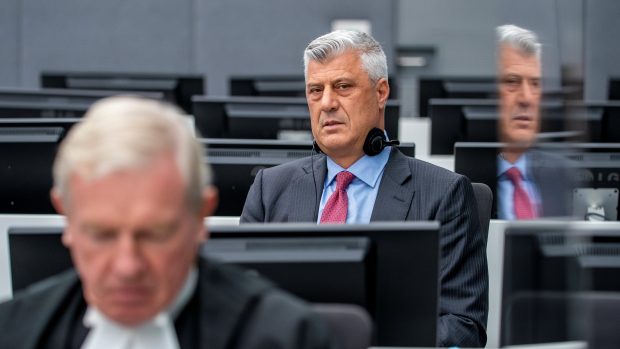 Bývalý prezident Kosova Hashim Thaçi poprvé předstoupil před haagský zvláštní tribunál pro Kosovo