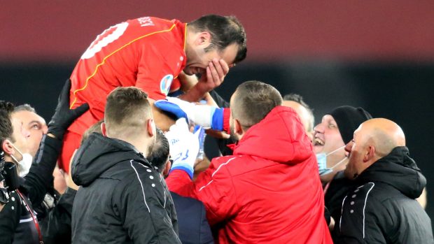 Hráči Severní Makedonie v čele s Goranem Panděvem (na ramenou spoluhráčů) slaví postup na Euro