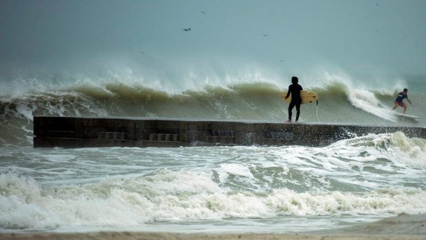 Surfeř na Floridě čeká na vlnu před tím, než oblast zasáhne hurikán Eta