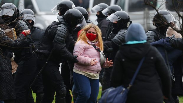 Běloruská policie během nedělních protestů v zemi zatkla nejméně 146 lidí.