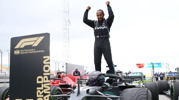 Lewis Hamilton slaví sedmý titul mistra světa