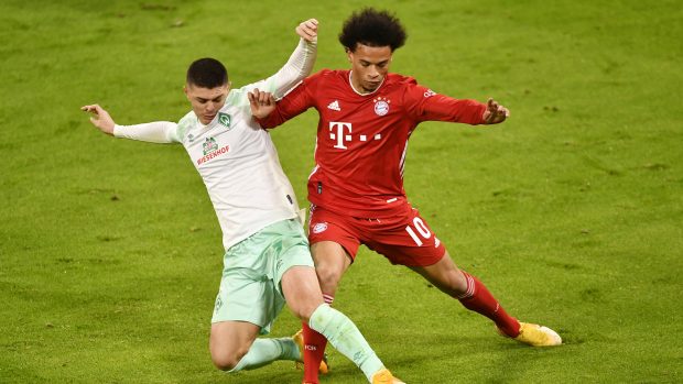 Leroy Sané (vpravo) v souboji s Milotem Rashicou