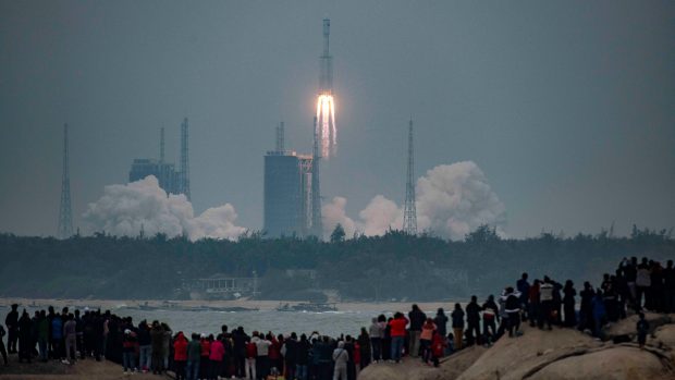 Čína v úterý uskutečnila první start nové nosné rakety Dlouhý pochod 8, která by výhledově měla umožňovat vícenásobné použití