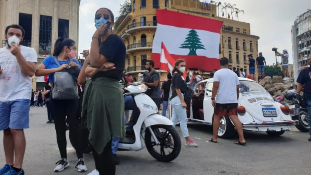 „Měsíce protestujeme a už jsme ztratili naději. Nemáme peníze, nemáme chleba, já mám dva magisterské tituly, a k čemu mi to je?“ říká James, který v Bejrútu žije