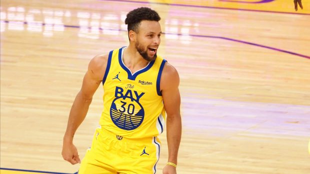 Hvězdou nedělního programu byl Stephen Curry (na snímku), jenž pomohl Golden State k výhře 137:122 nad Portlandem osobním rekordem 62 body