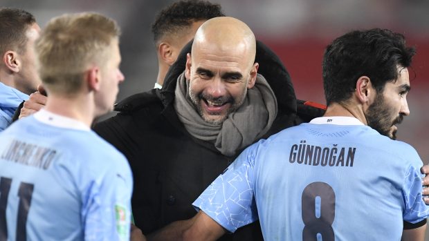 Pep Guardila se raduje s hráči Manchesteru City