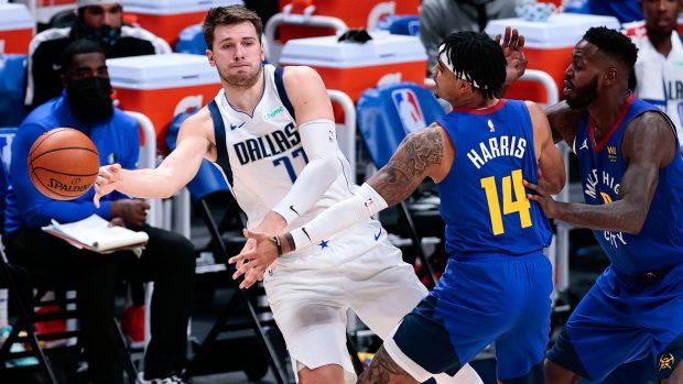 Luka Dončič v souboji s hráči Denveru