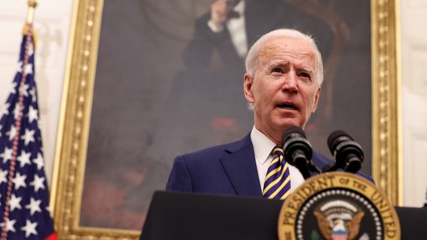 Prezident Biden vydal příkaz federálním úřadům zabývat se hrozbou vnitřního terorismu ve Spojených státech