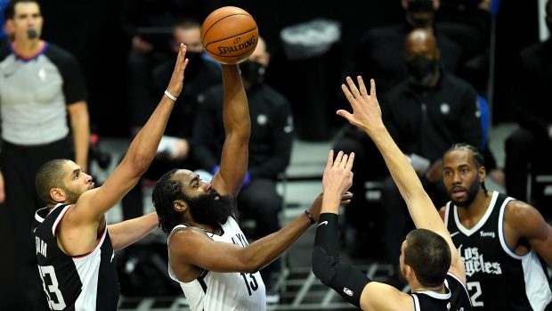 James Harden z Brooklynu Nets útočí proti Los Angeles Clippers