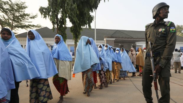 Ze zajetí bylo propuštěno všech 279 dívek, které minulý týden ozbrojenci unesli z internátní školy ve státě Zamfara na severozápadě Nigérie