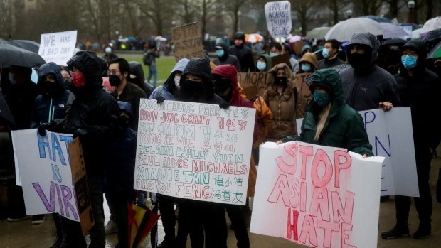 Protest proti nenávisti k Asiatům ve státě Washington.