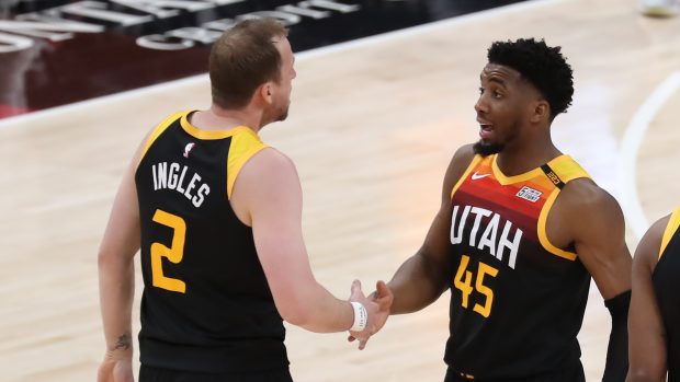 Donovan Mitchell (vpravo) se svým spoluhráčem z Utahu Johnem Inglesem