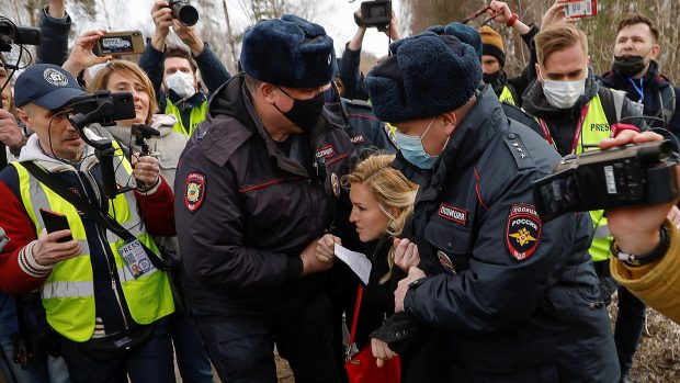 Ruská policie v úterý u věznice v Pokrovu, kde je uvězněn opoziční politik Alexej Navalnyj, zadržela devět lidí za porušení veřejného pořádku. Mezi zadrženými je i Navalného lékařka Anastasija Vasiljevová