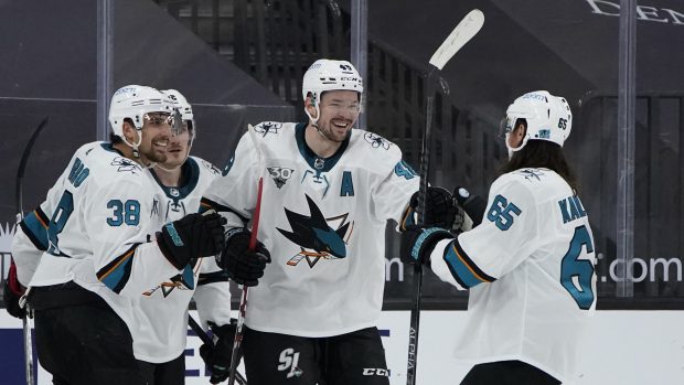 Tomáš Hertl (druhý zprava) slaví se spoluhráči gól do sítě Vegas