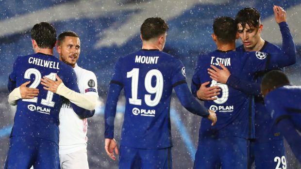 Eden Hazard z Realu Madrid v objetí s Benem Chilwellem