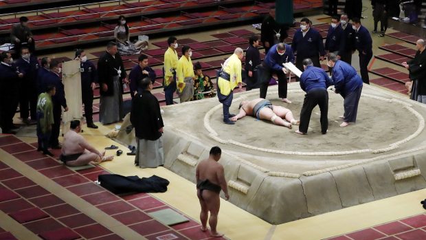 Osmadvacetiletý zápasník sumo Mitsuki Amano ležel dlouhé minuty v ringu bez lékařského ošetření.