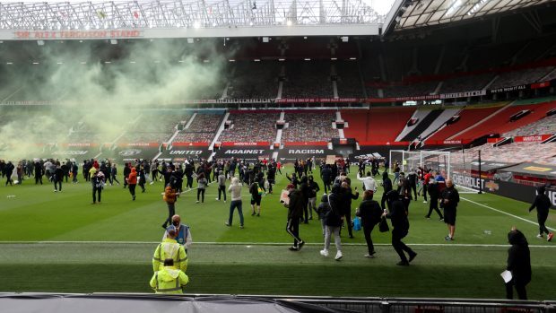 Protestující fanoušci Manchesteru United na stadionu Old Trafford