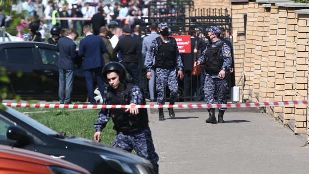 Bezpečnostní složky před školou v ruské Kazani, kde došlo ke střelbě