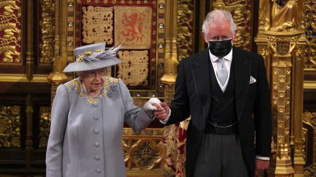 Vedle královny Alžběty II. v sále seděl následník trůnu, princ Charles, a jeho manželka, vévodkyně Camilla. Princ svou matku doprovázel i v předchozích letech, kdy se kvůli brexitu zahájení činnosti parlamentu odsouvalo na jiný než tradičně jarní termín.