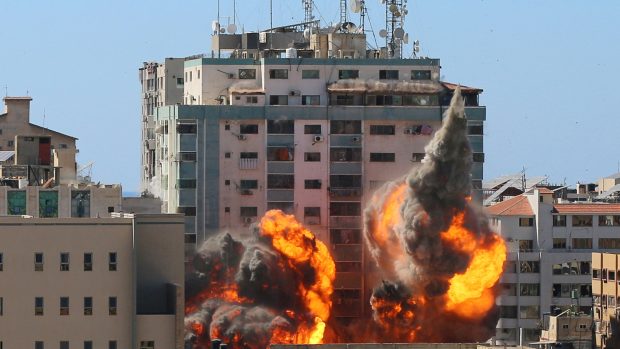 Zřícení výškové budovy v Gaze, kterou sestřelily izraelské nálety. V budově měla kanceláře americká agentura AP i katarská televize Al Džazíra, součástí ale byly i byty