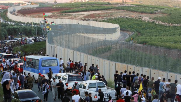 Stovky protestujících se sešly na libanonsko-izraelské hranici u vesnice Adaísi na podporu Palestinců. Někteří vyšplhali na hraniční zeď, kam umístili vlajky
