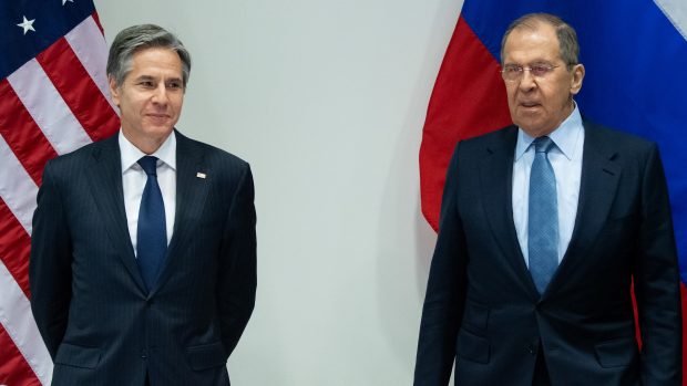 Ruský ministr zahraničí Sergej Lavrov po schůzce se svým americkým protějškem Antonym Blinkenem (vlevo)