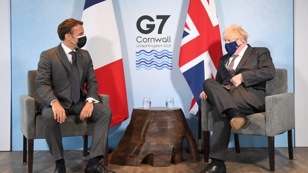 Francouzský prezident Emmanuel Macron a britský premiér Boris Johnson spolu hovořili na summitu G7