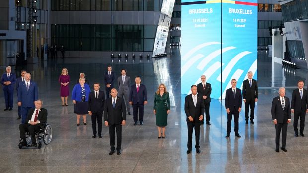 Společné fotografování lídrů členských zemí Severoatlantické aliance na summitu v Bruselu.