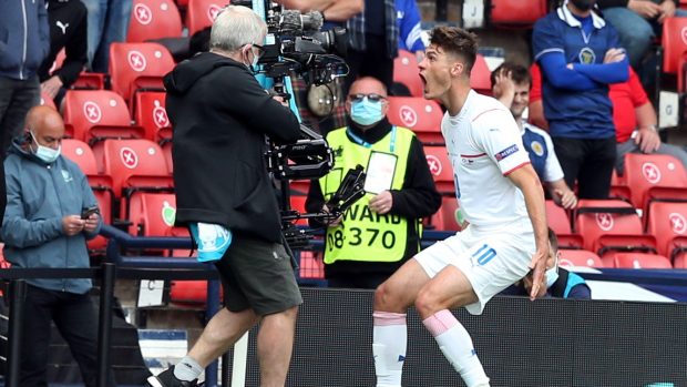 Patrik Schick oslavuje branku do sítě Skotska