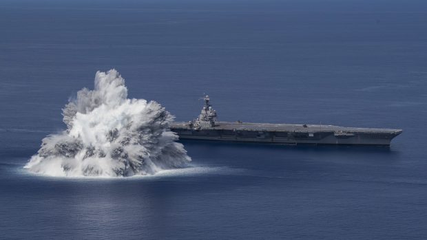 Exploze 18 tun výbušniny u americké letadlové lodi USS Gerald Ford.