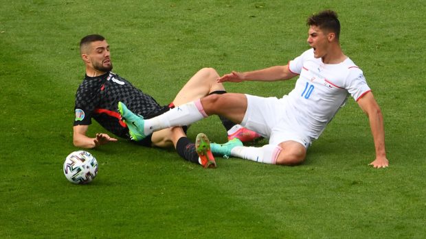 Patrik Schick v souboji s chorvatským soupeřem