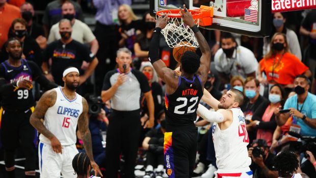 Deandre Ayton dává vítězný koš Phoenixu 0,7 sekundy před koncem zápasu s Clippers