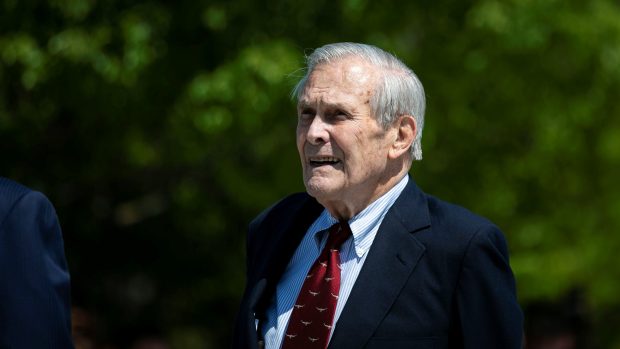 Bývalý americký ministr obrany Donald Rumsfeld zemřel ve věku 88 let