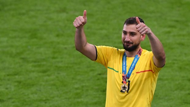 Italský brankář Gianluigi Donnarumma po vítězném finále Eura