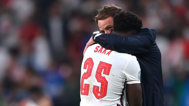 Trenér Gareth Southgate utěšuje neúspěšného penaltového střelce Bukaya Saku