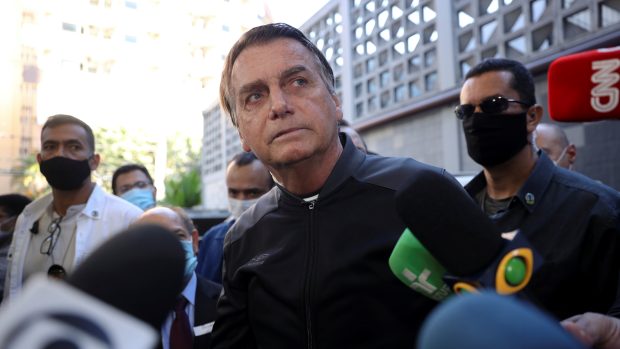 Brazilský prezident Jair Bolsonaro opouští nemocnici.