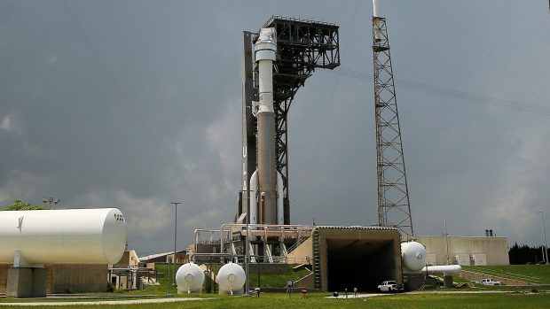 Raketa Atlas V, připravena k odletu s kosmickou lodí CST-100 Starliner, v Kennedyho vesmírném středisku na Floridě