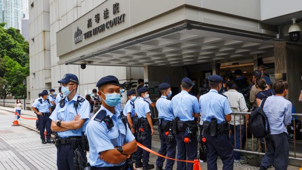 Hongkongská policie dohlížející před budovou Nejvyššího soudu během procesu s Tong Ying Kitem