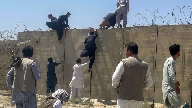 Lidé se snažili dostat na Mezinárodní letiště Hámida Karzaje v Kábulu i přes vysoké zdi